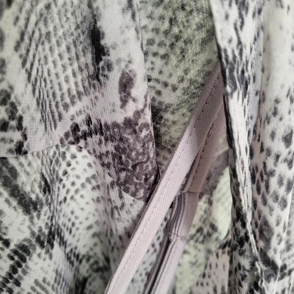 Apt. 9 Large Snakeprint Chiffon Henley Roll Tab Blouse Top Shirt Gray - Picture 10 of 13